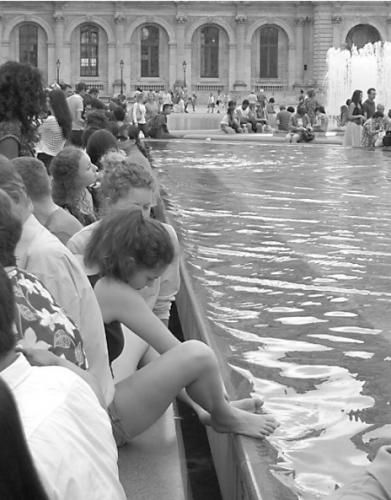 Louvre : il n'est pas choquant de tremper ses pieds dans la fontaine