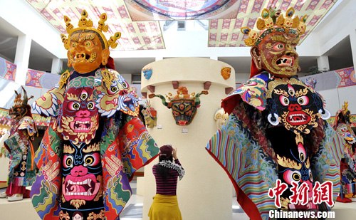Exposition de masques tibétains à Lhassa