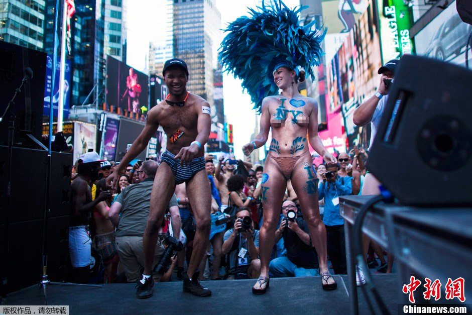 New York : ils descendent dans la rue en sous-vêtements pour un record !
