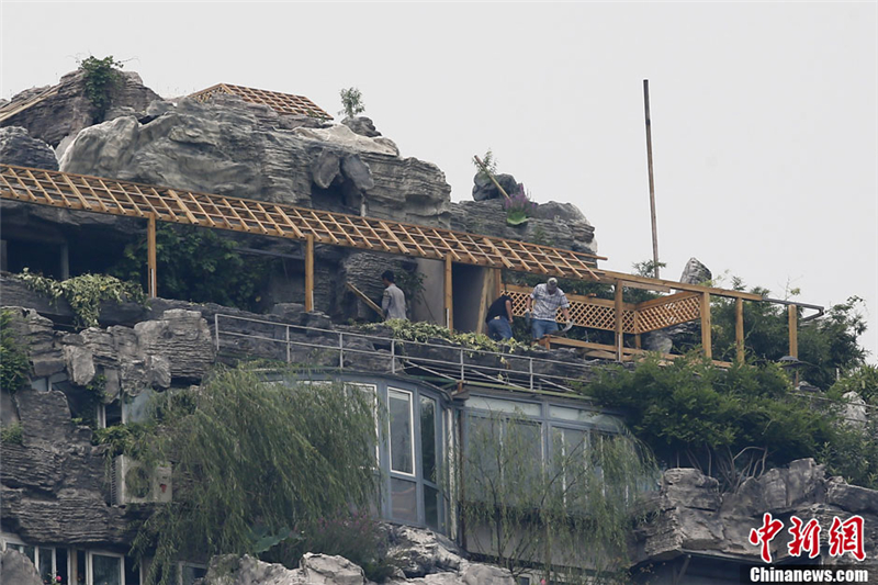 Début du travail de démolition de la structure de la villa sur le toit