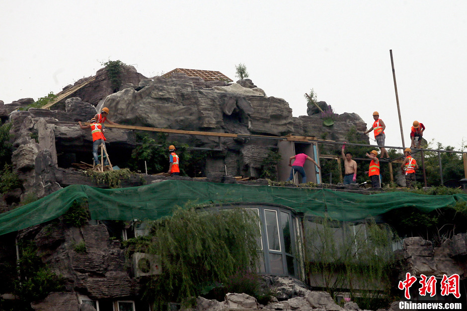 Photos : la démolition de la villa sur le toit d'un immeuble
