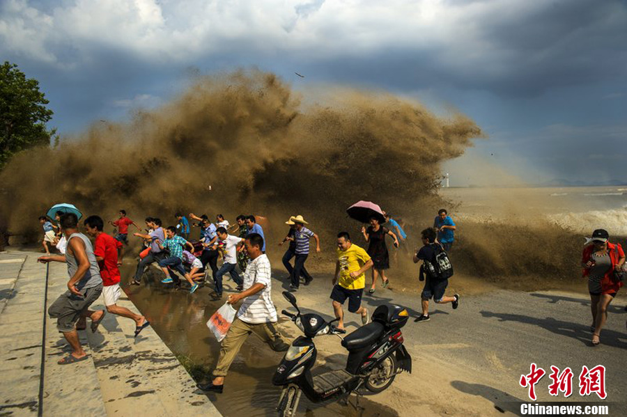 La scène frappante du mascaret du fleuve Qiantang