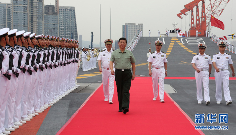 Xi Jinping visite le premier porte-avions chinois et assiste à un entraînement