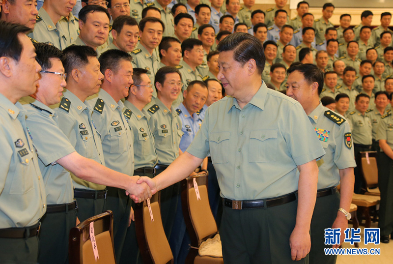 Xi Jinping visite le premier porte-avions chinois et assiste à un entraînement
