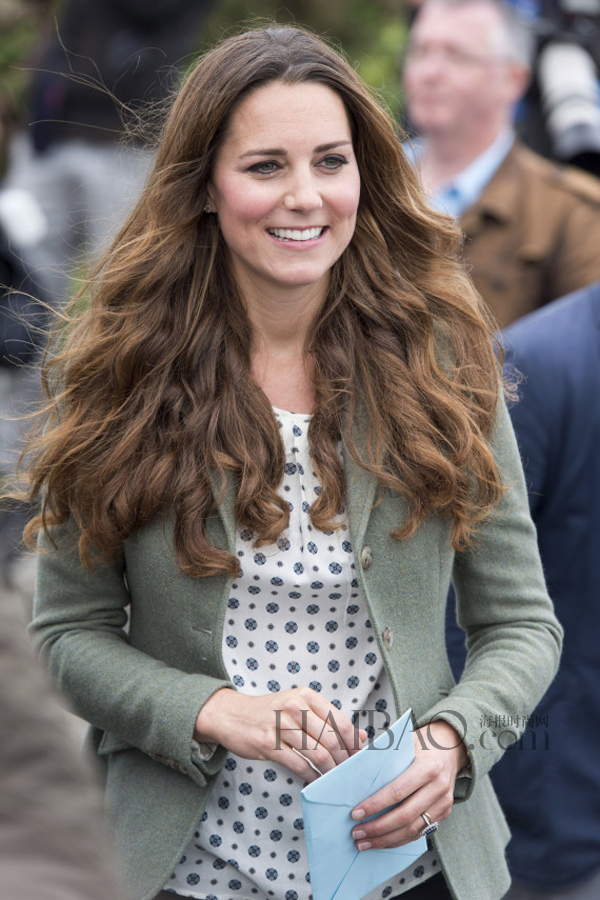 Première sortie officielle de Kate Middleton après la naissance du prince George