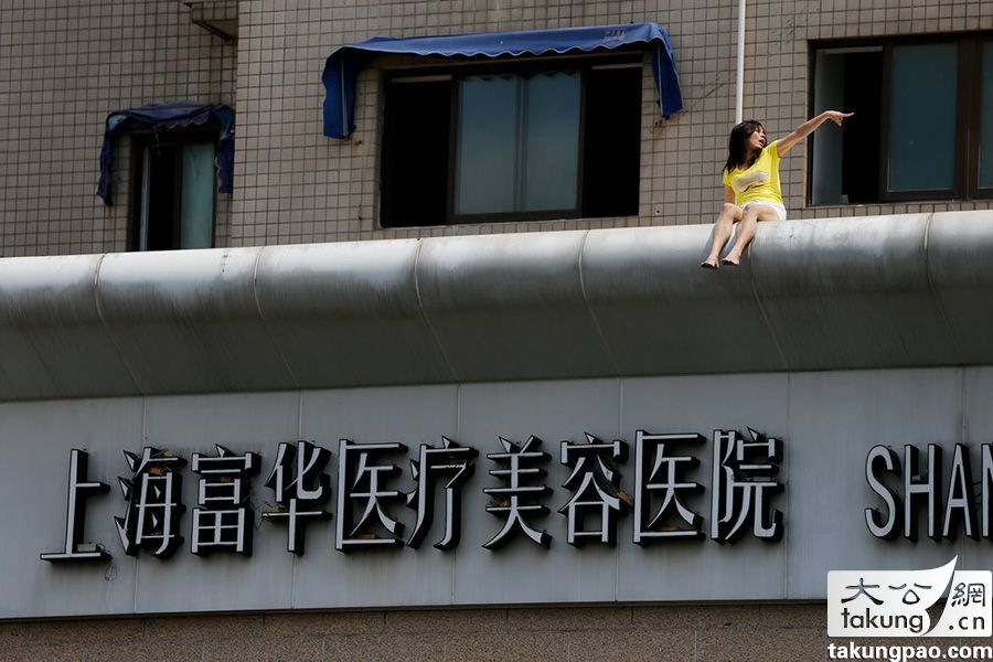 Shanghai : une jeune femme tente de se suicider après une mammoplastie ratée