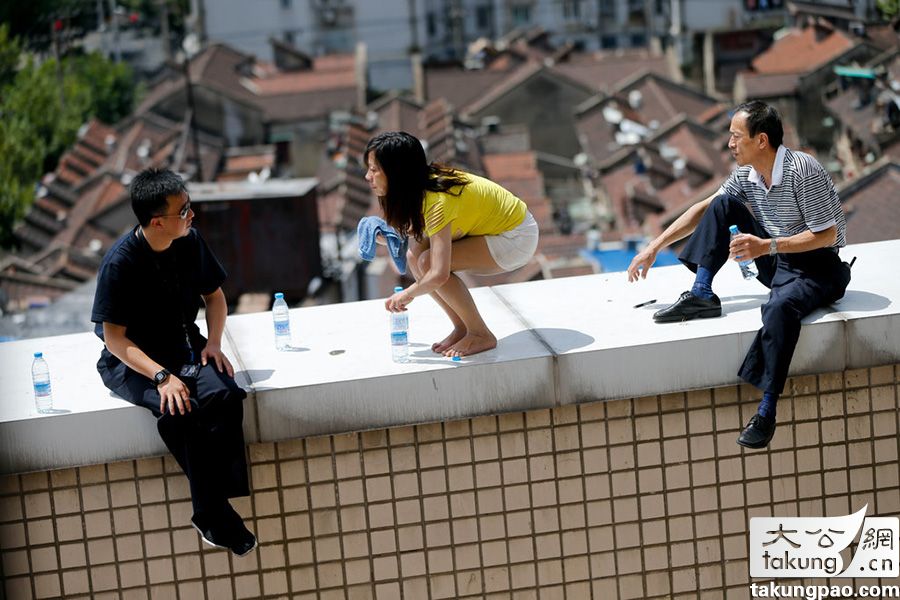 Shanghai : une jeune femme tente de se suicider après une mammoplastie ratée