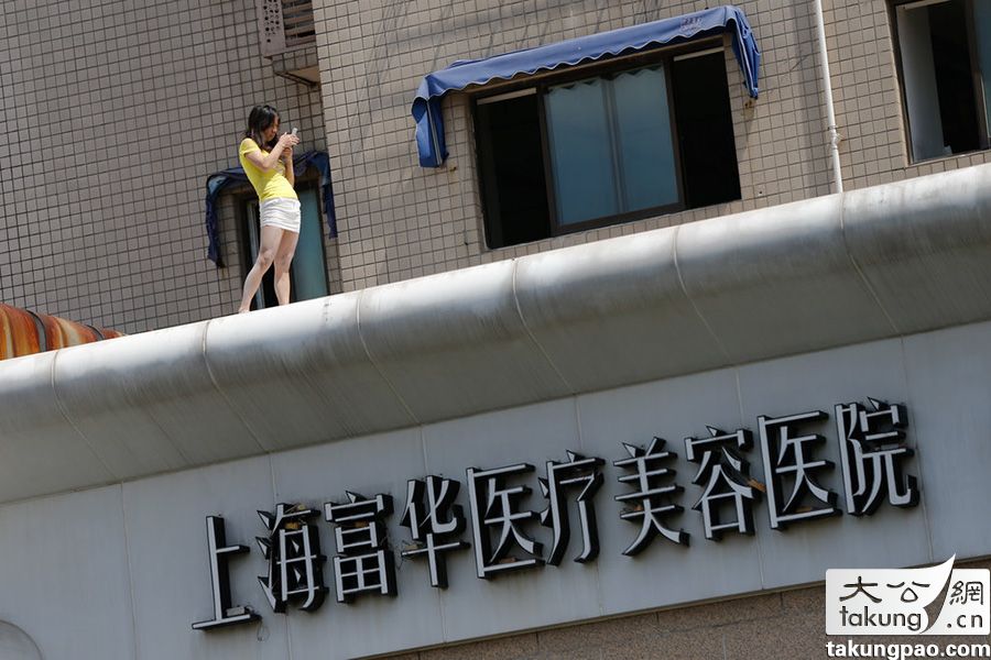 Shanghai : une jeune femme tente de se suicider après une mammoplastie ratée