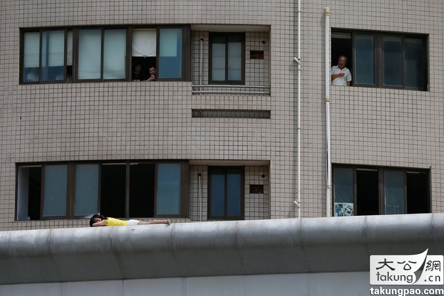 Shanghai : une jeune femme tente de se suicider après une mammoplastie ratée