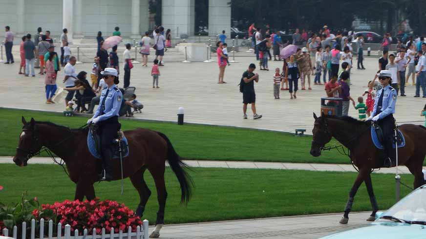 Davos d'été 2013 : des policières à cheval en patrouille à Dalian