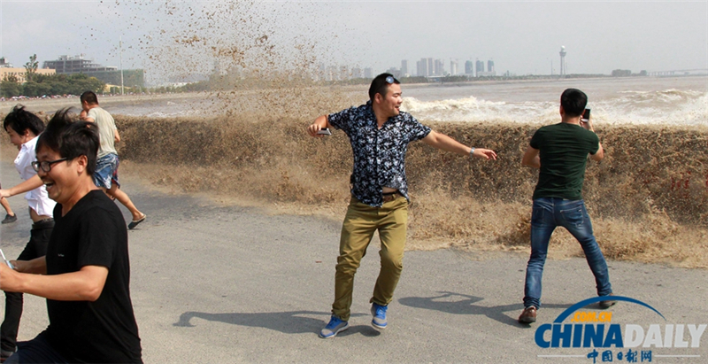 Les mascarets du fleuve Qiantang à Hangzhou
