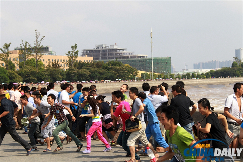 Les mascarets du fleuve Qiantang à Hangzhou