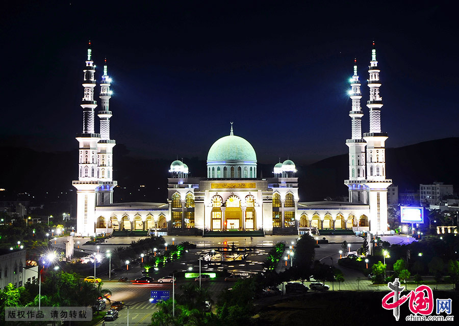 入夜，沙甸大清真寺在灯光的映衬下更显典雅气派。 中国网图片库 李果/摄