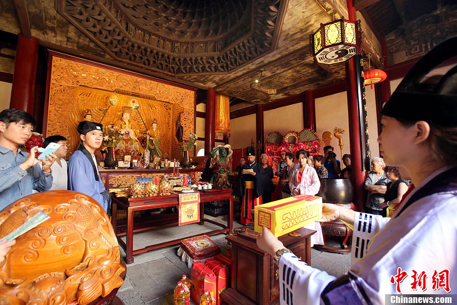 Les Chinois célèbrent ensemble la fête du Double Neuf 