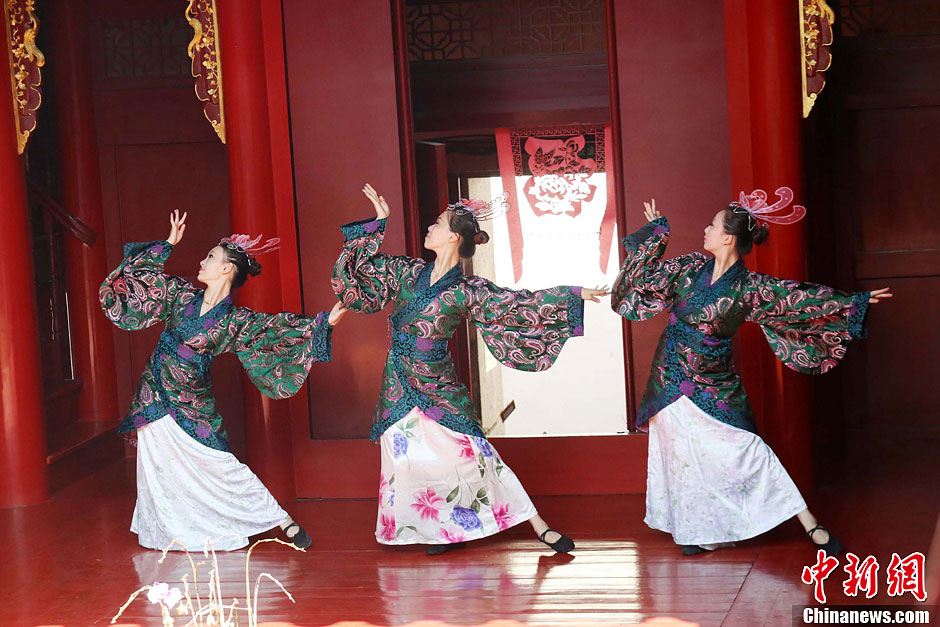 Les Chinois célèbrent ensemble la fête du Double Neuf 