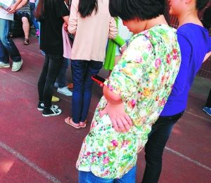 Il offre 400 000 yuans pour remplacer les smartphones des élèves