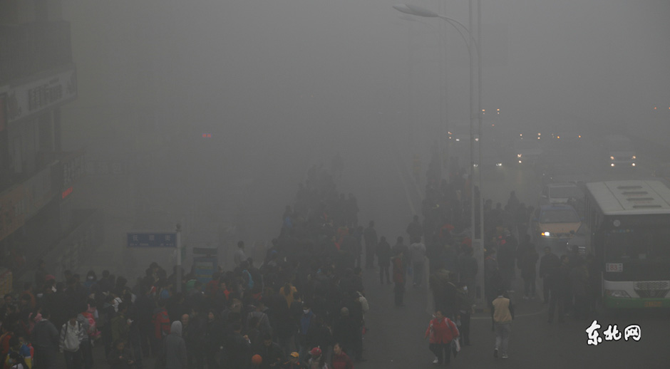 Pollution : un épais smog paralyse la ville de Harbin en Chine