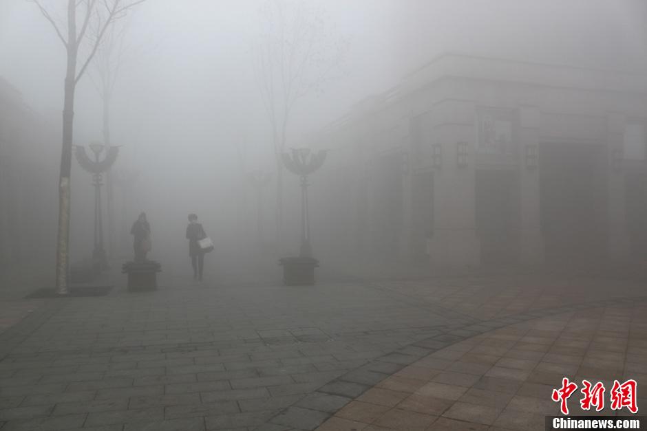 Pollution : un épais smog paralyse la ville de Harbin en Chine