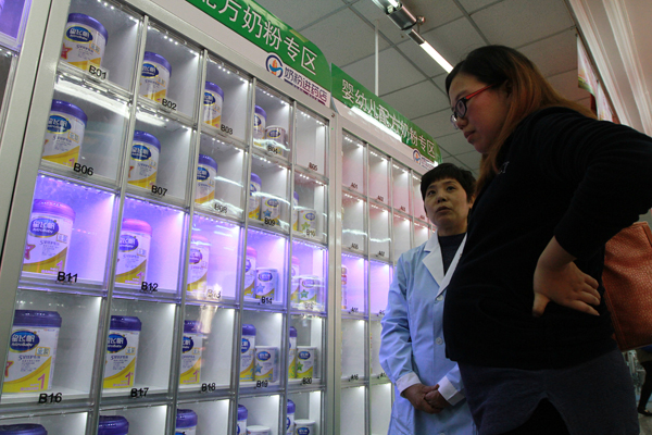 Cinq pharmacies commencent à vendre du lait maternisé