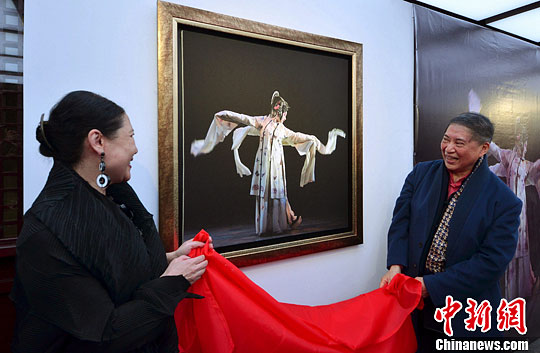 L'écrivain taiwanais Bai Xianyong à l'exposition « Le Pavillon aux pivoines »