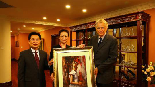 « Jeune fille » : la peinture offerte à Dominique de Villepin en Chine
