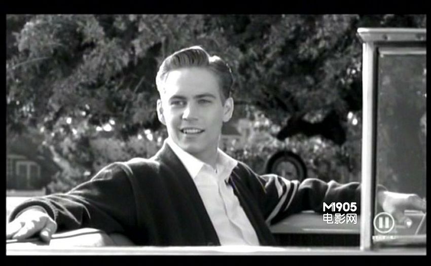 《欢乐谷》 Pleasantville 1998年 保罗·沃克参演《欢乐谷》的时候已经25岁了。这部影片是著名编剧盖里·罗斯的导演处女作，反乌托邦意味浓烈，一举获奥斯卡三项提名。活在黑白电视剧里的“欢乐谷”封闭而自得其乐，因为两个真实世界彩色小孩的闯入变得五彩缤纷起来。保罗·沃克在其中饰演一名黑白世界里的完美美国男孩Skip Martin。