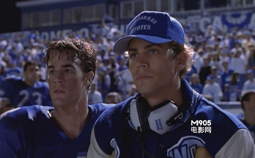 《校园蓝调》 Varsity Blues 1999年 《校园蓝调》是一部以橄榄球为题材的青少年电影，同时也是一部独立影片，当年全球票房达到5400万美元超乎所有人意料。保罗·沃克在里面饰演全场亮点，主力四分卫队员兰斯，他在距离赛季结束还有五场球的时候严重受伤了，给了他最好的朋友，一直坐“冷板凳”的莫克斯表现的机会。不要被中文译名误导，这是一部校园体育励志片，跟音乐无关。
