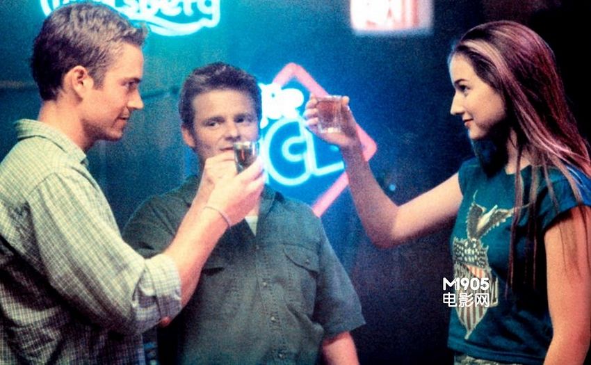 《致命玩笑》Joy Ride 2001年 保罗·沃克饰演的大学新生刘易斯·托马斯保释了因酒驾坐牢的老哥富勒，兄弟俩一路前往新泽西去看托马斯高中就喜欢的女生维娜·威尔柯斯。在旅途上，他们用车载对讲机扮女人勾搭上了一名叫“锈钉”的司机，原本以为是无伤大雅的玩笑，没想到在接下来的时间里，“锈钉”成了刘易斯、富勒和维娜难以摆脱的噩梦