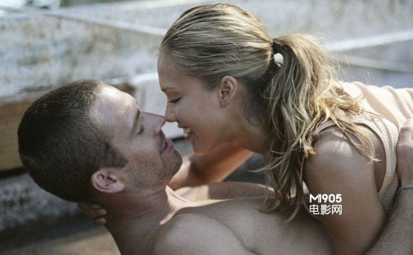 《碧海追踪》Into the Blue 2005年 保罗·沃克在《碧海追踪》里是一名失业潜水员拉德，他和女友萨曼准备进入深海找寻沉船宝藏，没想到意外发现了著名海盗的宝藏线索和一架载满毒品的飞机。蓝天、沙滩，风光旖旎。瑰丽的海底世界、五彩斑斓的鱼群、潜水景像给予极佳视觉享受，结尾更是好莱坞式皆大欢喜。 