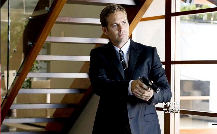 《银行匪帮》Takers 2010年 一个特殊的银行抢劫团伙每隔一年作案一次，保罗·沃克饰演的约翰、海登·克里斯滕森饰演的AJ等5人是这个团伙成员。影片节奏紧凑打斗激烈，剧情发展也悬念遍布，斗智斗勇环环相扣。“有血有肉”标准的警匪片。