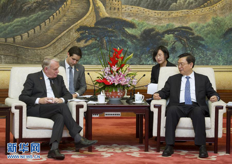 Le plus haut législateur chinois rencontre le Premier ministre français