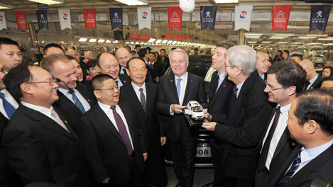 Ayrault visite les locaux de la plus grande coentreprise automobile sino-française