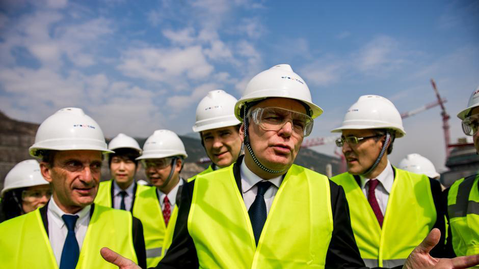 Jean-Marc Ayrault visite une centrale nucléaire en construction en Chine