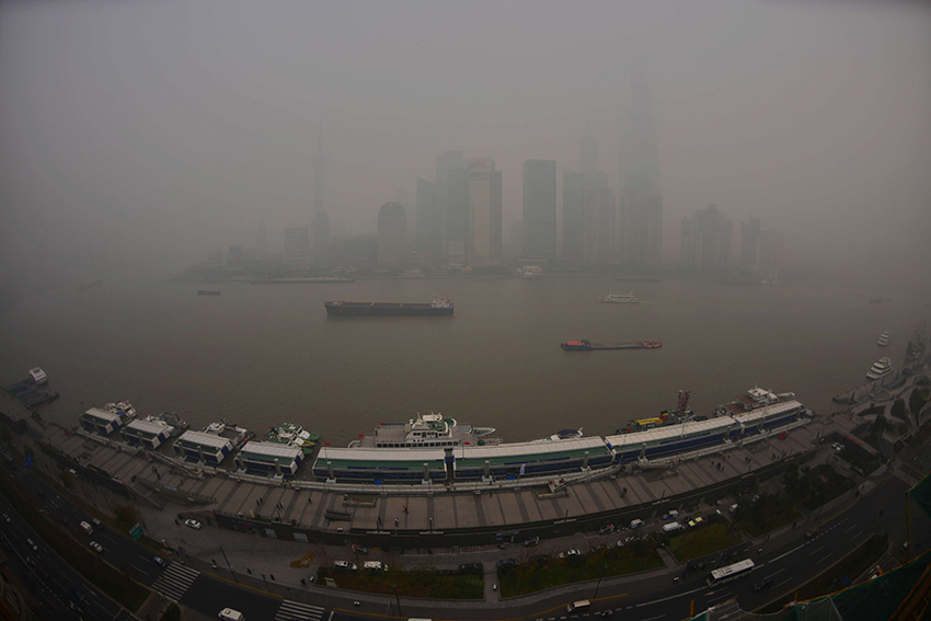 Pollution: Shanghai plongé dans le smog