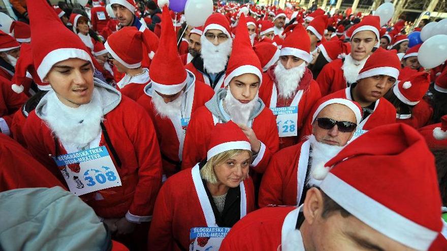 Une course des pères Noël en Serbie