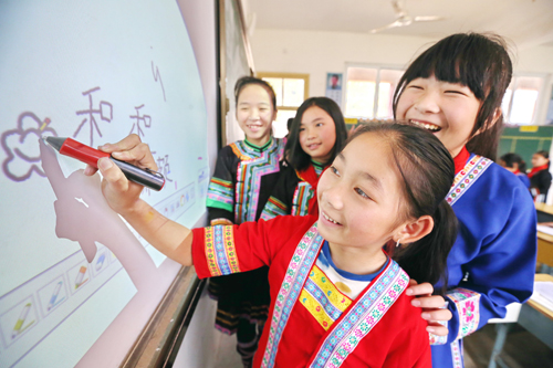 Dans le district autonome Dong à Tongdao de la province chinoise du Hunan, 15 écoles primaires et secondaires sont équipées des tableaux blancs électroniques et interactifs.