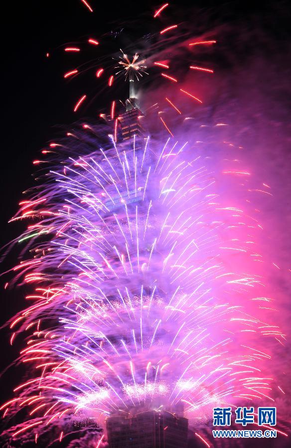 Le 1er janvier 2014, des feux d'artifices de la Tour 101 à Taipei, Chine.