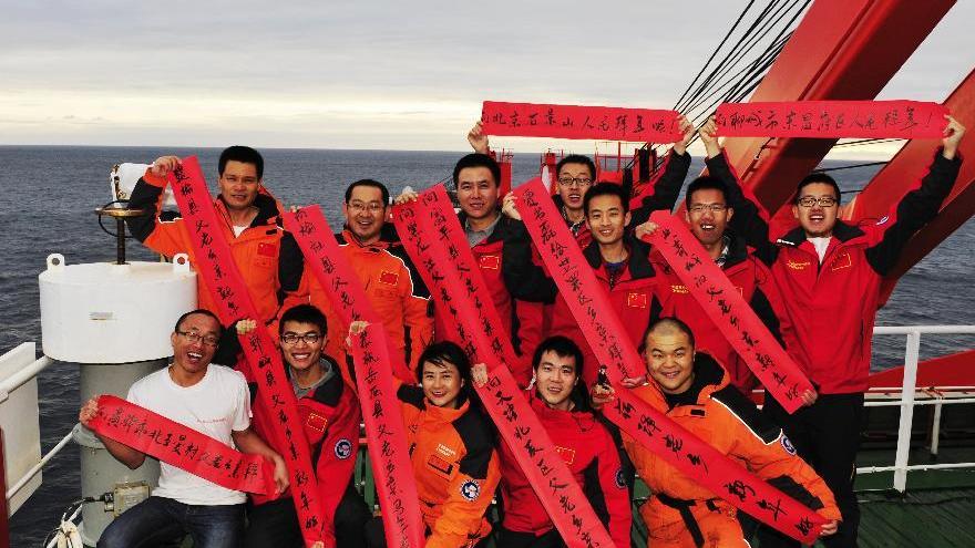 Les membres de l'équipage du brise-glace Xuelong souhaitent la bonne année aux Chinois