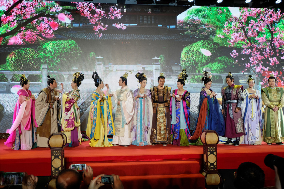 Fan Bingbing en robe antique pour promouvoir la série The Empress of China