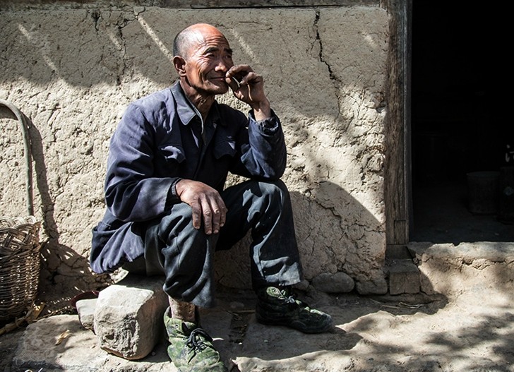 La solitude de célibataires âgés dans des villages