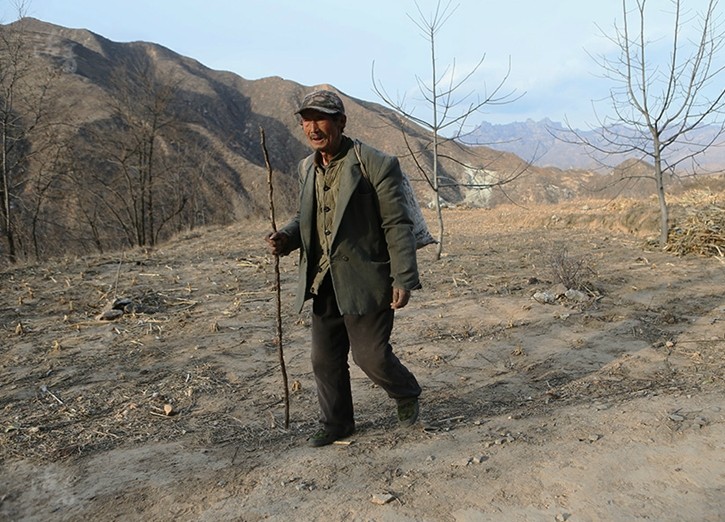 La solitude de célibataires âgés dans des villages