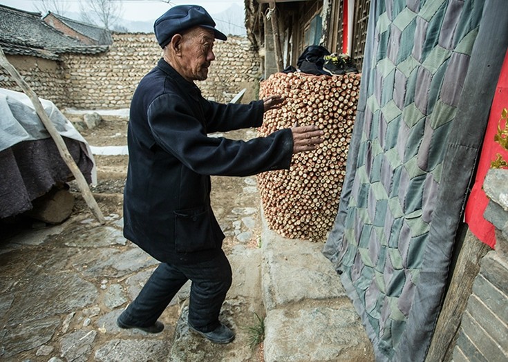 La solitude de célibataires âgés dans des villages