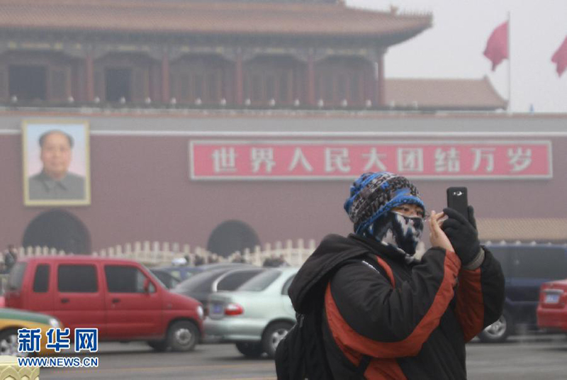 Beijing élève son niveau d&apos;alerte au smog et limite l&apos;activité des usines