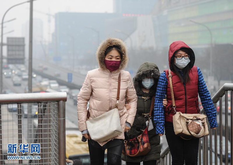 Beijing élève son niveau d&apos;alerte au smog et limite l&apos;activité des usines