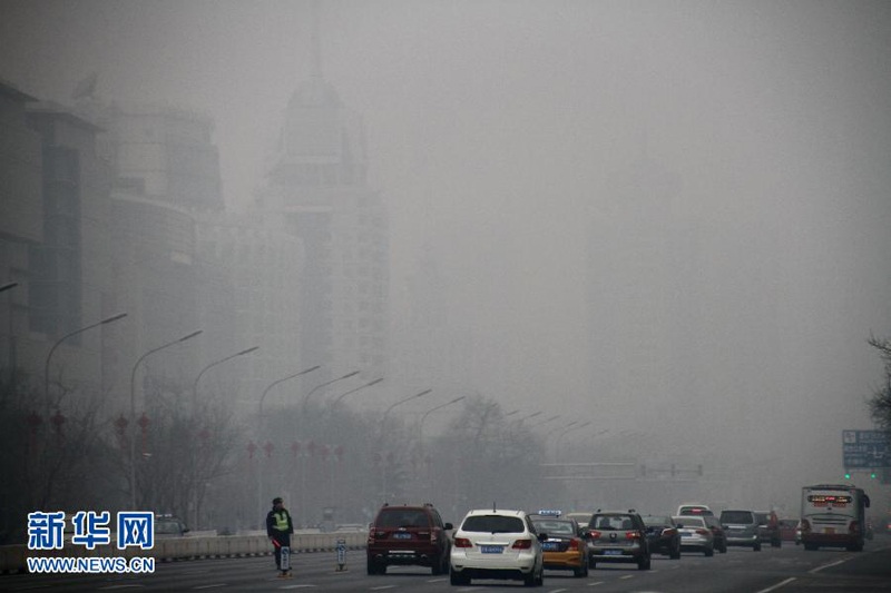 Beijing élève son niveau d'alerte au smog et limite l'activité des usines