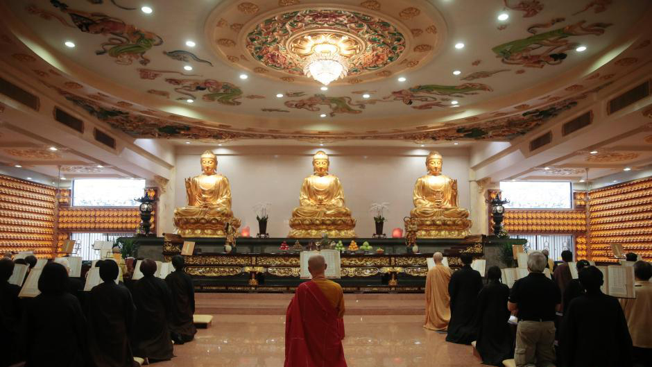 Prières pour les passagers du vol MH370 dans un temple chinois à Kuala Lumpur