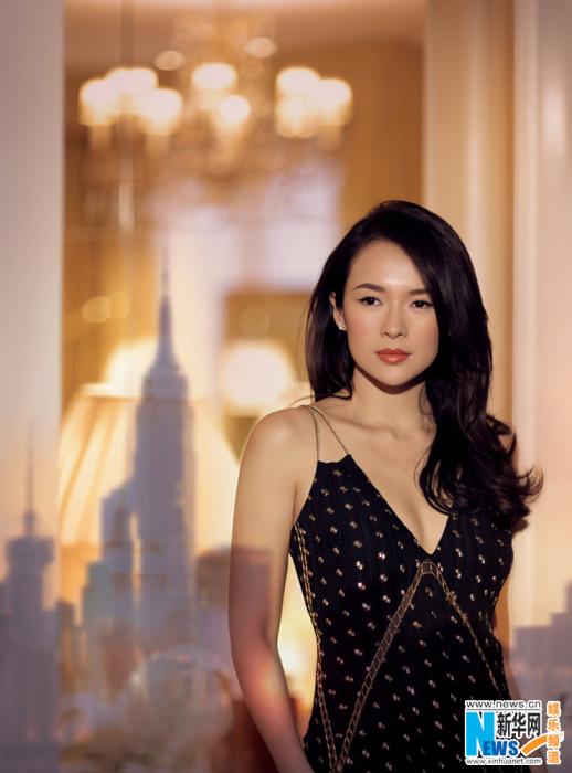 Ultra-glamour, Zhang Ziyi pose pour un magazine