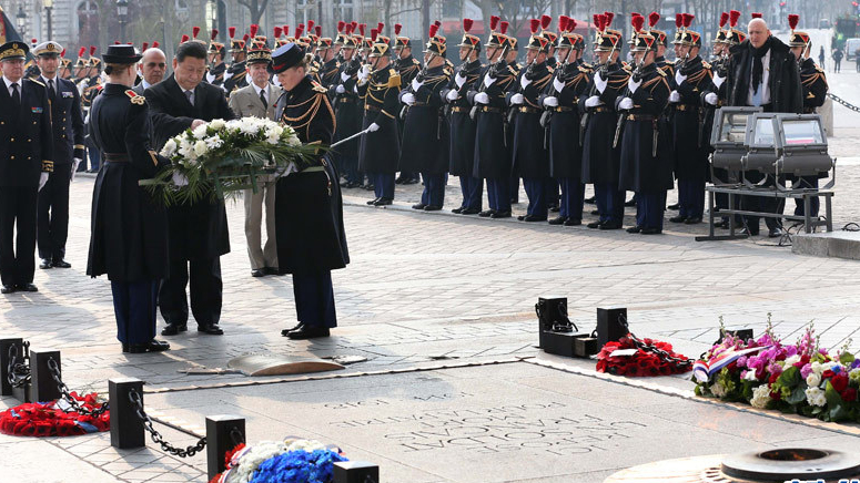 Le président chinois Xi Jinping rend hommage au soldat inconnu