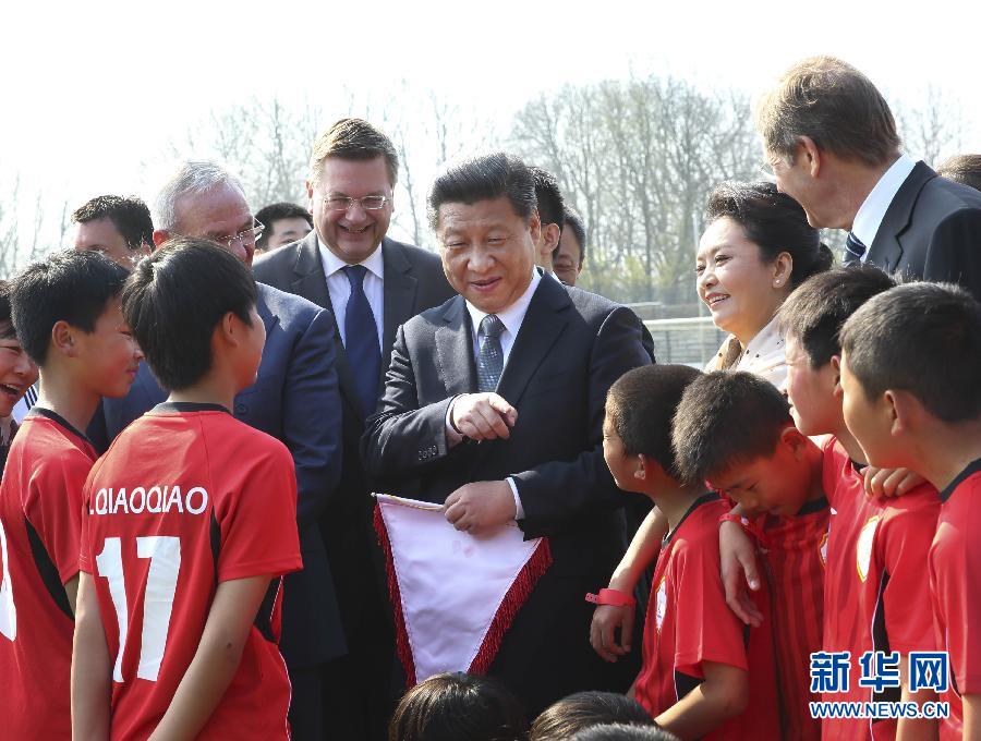Le président chinois Xi Jinping rend visite à de jeunes footballeurs chinois en Allemagne