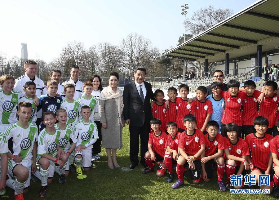 Le président chinois Xi Jinping rend visite à de jeunes footballeurs chinois en Allemagne